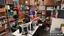 junge Frau in Blazer und Bluse, nachdenklich im Büro