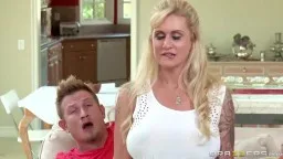 Blonde Milf reitet Stiefsohn auf Küchentisch