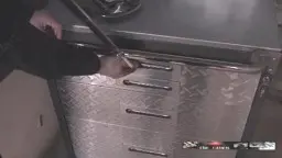 Mann öffnet Metall-Schublade mit Instrumenten