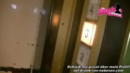Blonde Frau im pinken String kniet auf Hotelbett