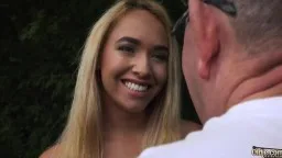 Sie bietet sich als deutsche Nutte an
