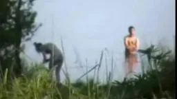 Süßes Babe bringt seinen Schwanz mit Hand und Fuss zum Saften