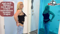 Blonde Frau kniet, saugt großen schwarzen Penis