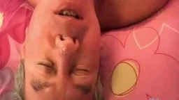 Frau mit gespreizten Beinen und älterem Mann im Bett