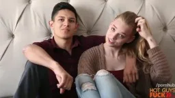 Paar auf Sofa, Mann mit dunklem Hemd, Frau in Strickjacke