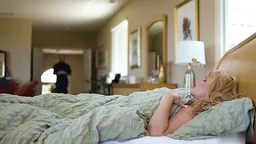 Mollige Blondine auf allen Vieren vor jungem Mann im Bett